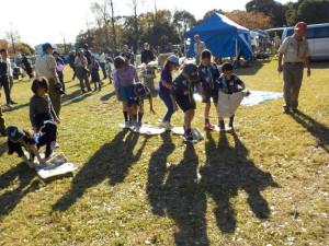 新聞紙のじゅうたん競争