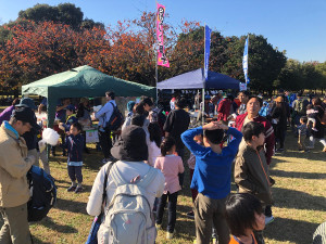 綿菓子をお買い求める行列