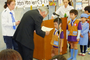 表彰状を受け取るスカウト1