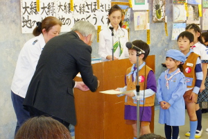 表彰状を受け取るスカウト2