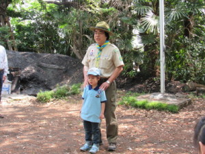 入隊スカウトを紹介するビーバー隊長