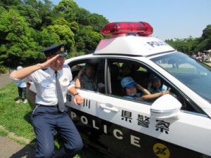 ラリー前のブース体験（パトカー乗車）