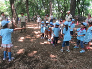 ゲーム「目隠し進路伝言」の様子