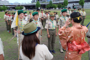 「プリンセス横浜」救出に成功し本人からの記念品授与。 