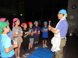 営火長から火を受け取る各団組長