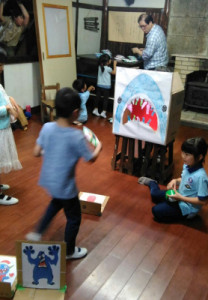 大分、前まで出てきたね。 サメの口に入るかな？