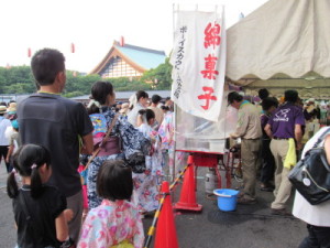 綿菓子をお買い求める行列