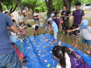 夢中になって足が海に入っているよ！
