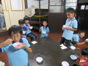 美味しそうにカキ氷を食べるＢＶＳたち