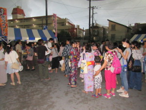 夜になっても行列！