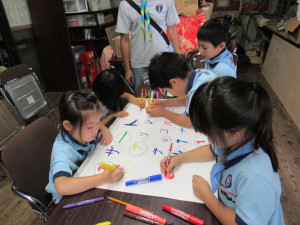 ポスター作成中（チームＢ）