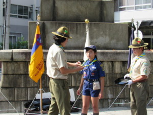 カブ隊長から団チーフが首に掛けられ、正式に仲間入り