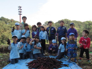 採れたさつまいもと記念写真