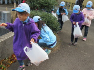 落ち葉などを拾い集める様子１