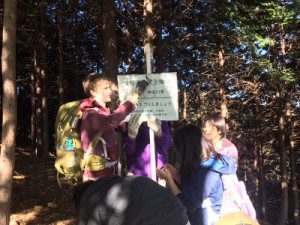 倒れていた看板を針金で補修。