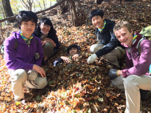 落ち葉風呂に入るスカウトと仲間たち