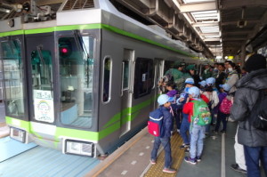 湘南モノレールに乗り込むスカウトたち