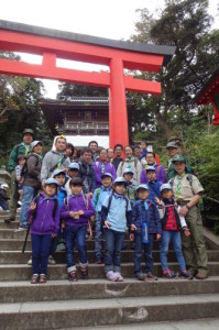 鳥居の前で記念写真