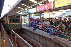 江ノ電をバックに記念写真