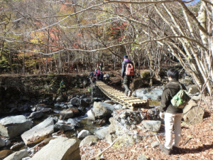 沢を何度も渡りながら道を進みます