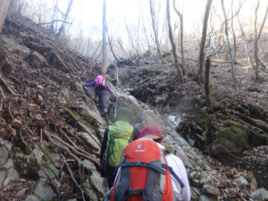 白石峠の手前は鎖場もあります