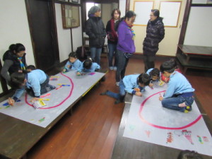 ボードに絵を描いています！