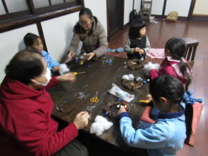 リース作り（女子チーム）