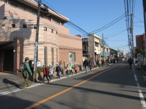 旧東海道を歩くスカウトたち