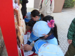 御朱印を押すスカウト（鶴見神社）