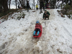 残雪で遊ぶスカウト