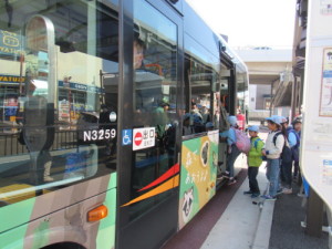 京急金沢文庫駅からバスに乗り込むＢＶＳたち