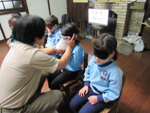 ③嗅覚（何の匂いがする？）