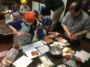 サンドウィッチ作り。