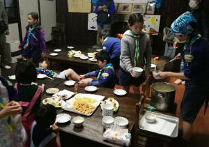初めて手にした缶切りで缶を開けてスープ作り。（配膳は次期組長）