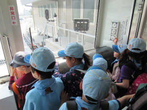 シーサイドラインに感動するスカウトたち