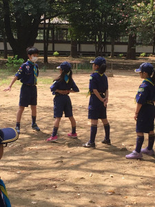 組長の指示に従う組員たち