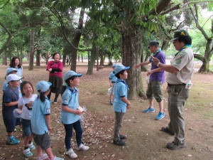 クイズに答えるスカウト