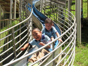 ローラーすべり台で笑顔いっぱい！