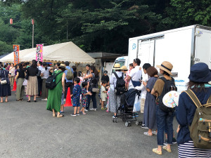 綿菓子をお買い求める行列