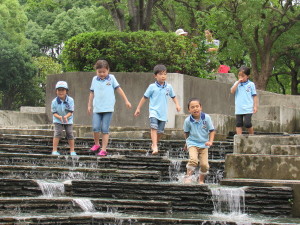 ジャブジャブ池で遊ぶスカウトたち