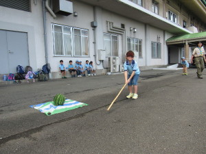 スイカ割りの様子（スカウト編）