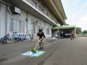 スイカ割りの様子（保護者編）