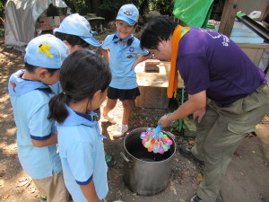 水風船を作る様子