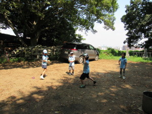 水風船を投げて、画びょうを付けたボウルで割ろう！