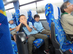 バスに乗り込み、出発だ！