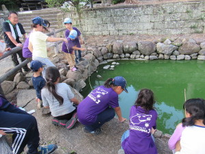 何故かザリガニ釣り！