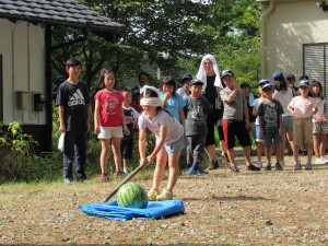 スイカ割りの様子