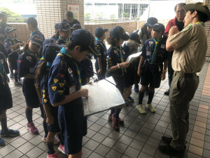 ルールを真剣に覚えるスカウトたち