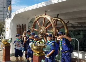 日本丸の甲板にて