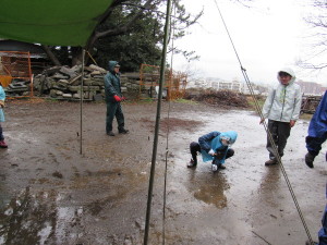 フライを張る月の輪スカウト